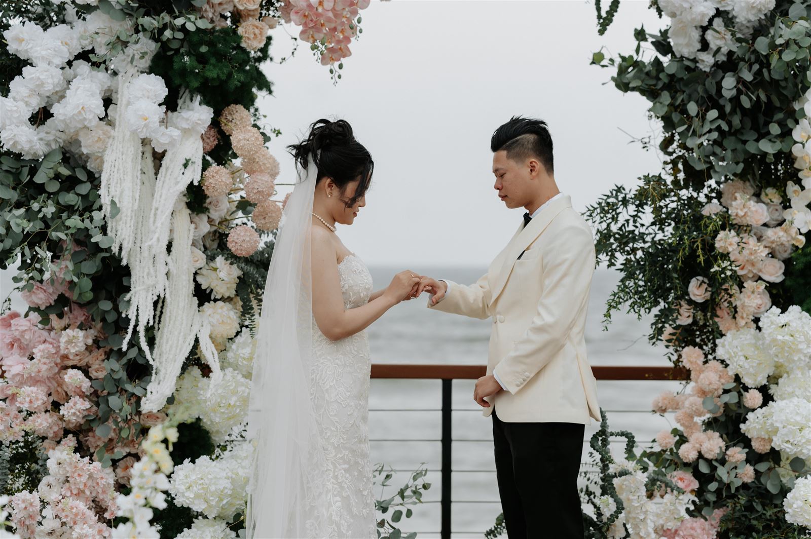 Trao nhẫn dưới cổng hoa