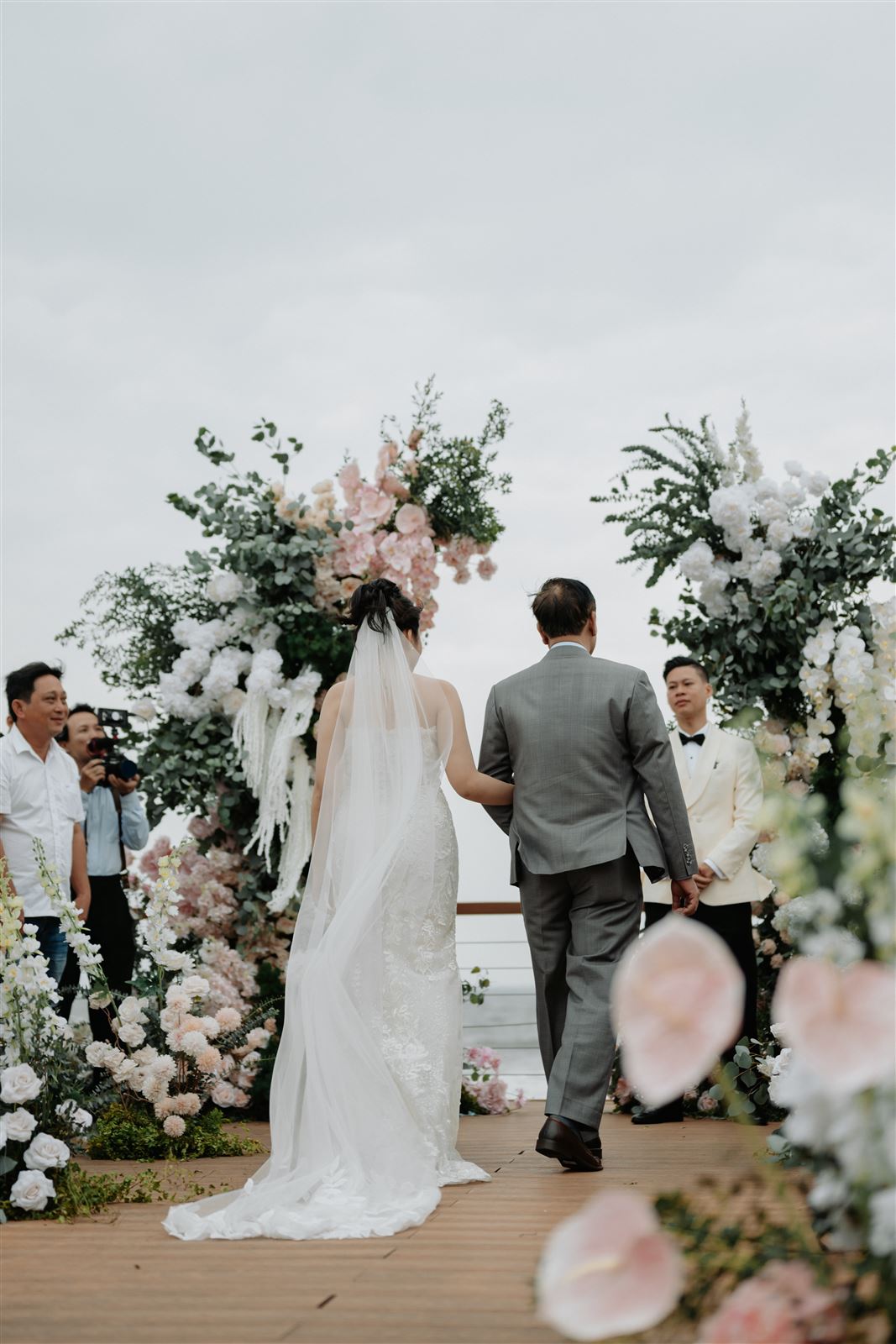 Cô dâu cùng bố vào lễ