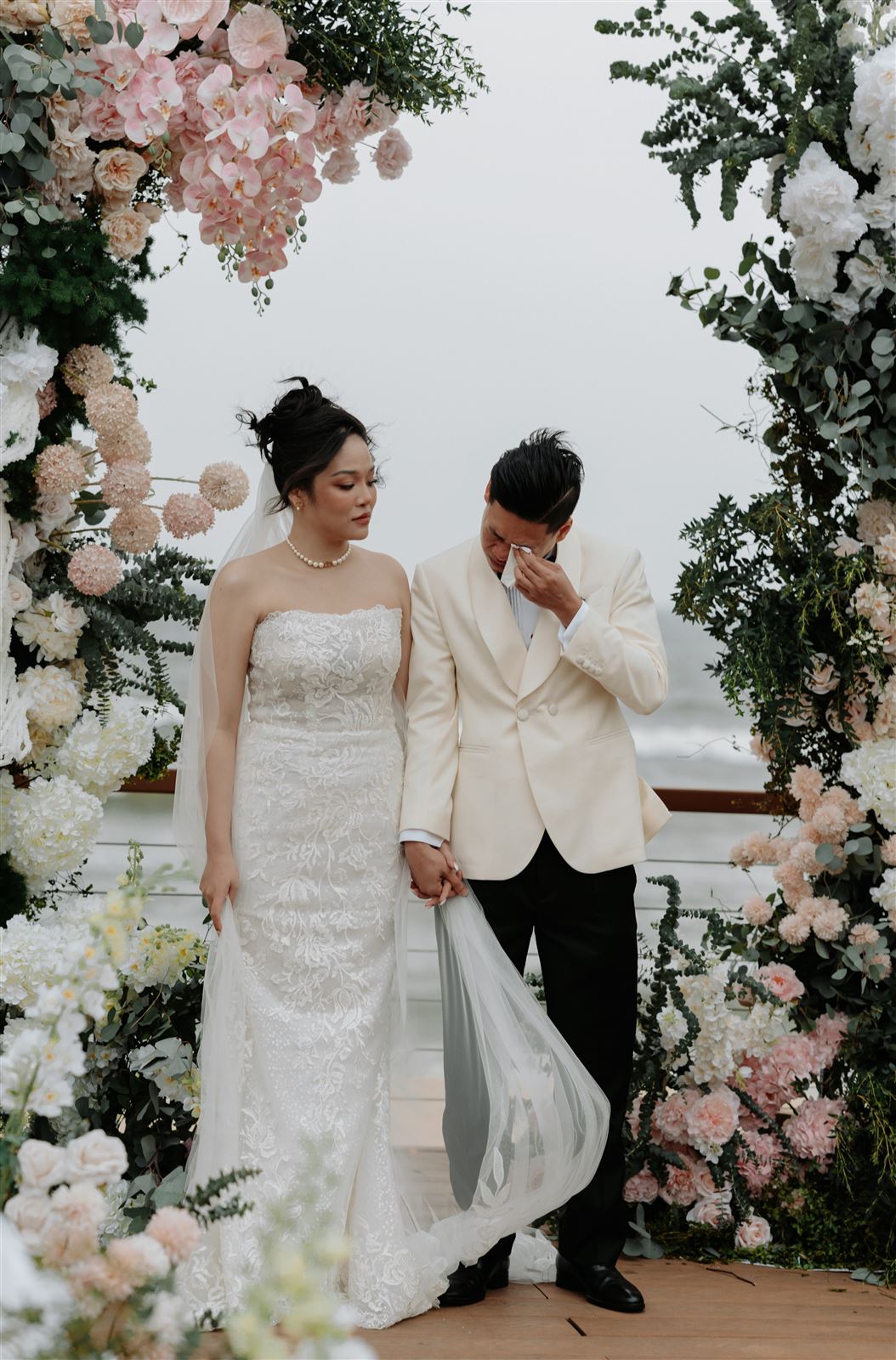 Chú rể lau nước mắt trong lễ cưới