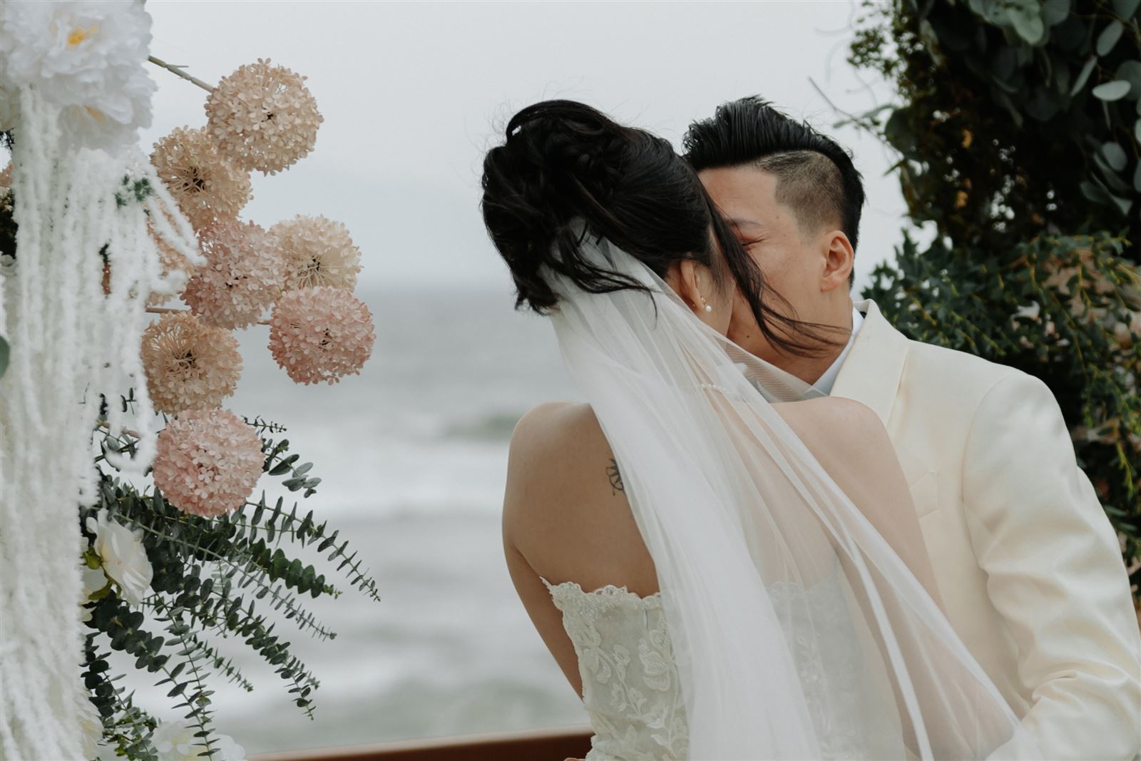 Cô dâu chú rể bên biển