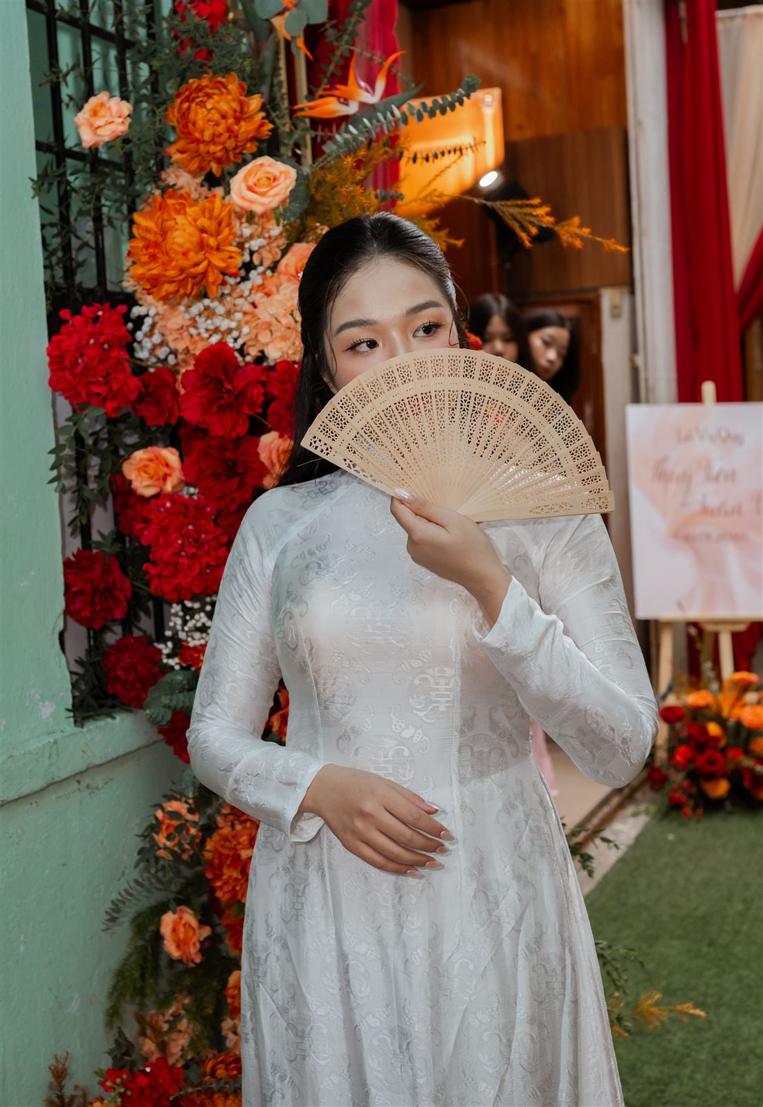 Cô dâu trước cổng hoa