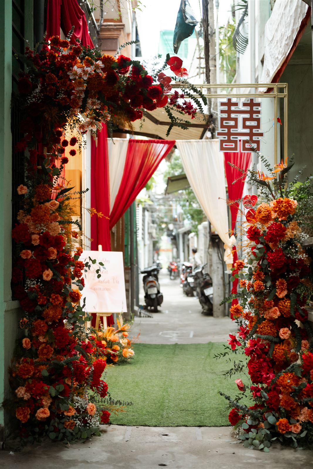 Cổng hoa đỏ cam đầu hẻm