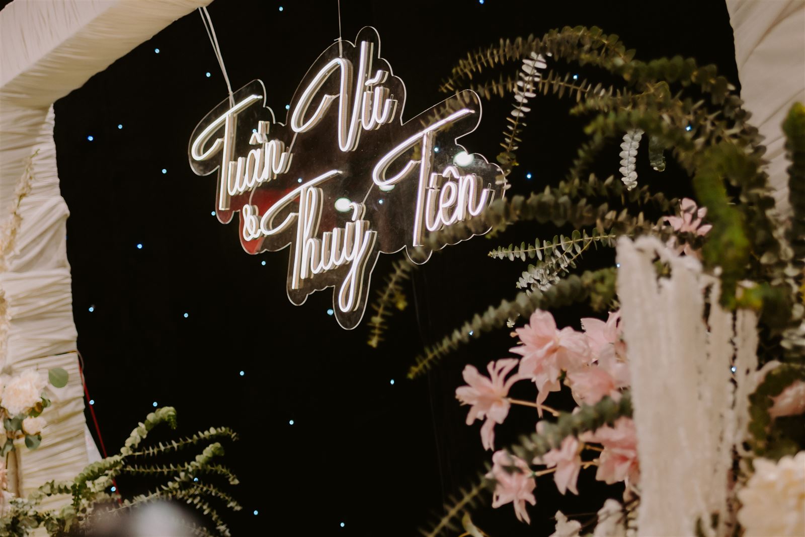 Bảng tên đèn neon
